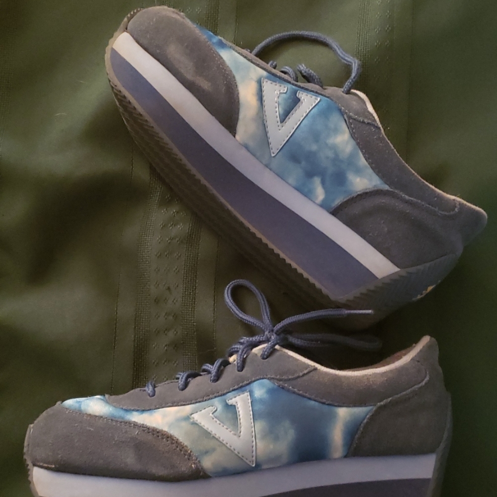 Volatile Raised Wedge Sneakers, size 9